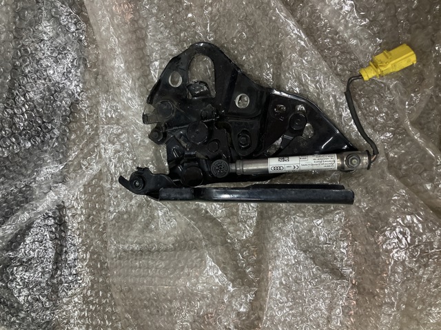 Завіс капота, правий 4M0823302B VAG