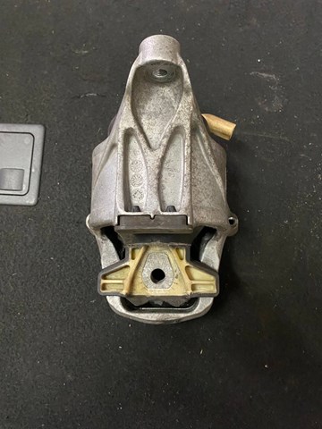 Права подушка мотора 8W0199372AB VAG