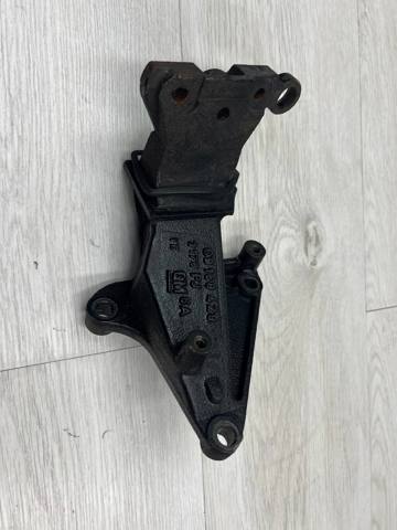 Кронштейн подушки (опори) двигуна, правої 09158429 GM