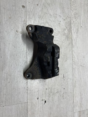 Кронштейн подушки (опори) двигуна, правої 13189381 GM