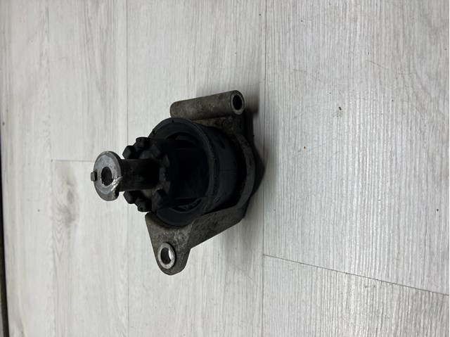 Опора двигуна задня 24427641 GM