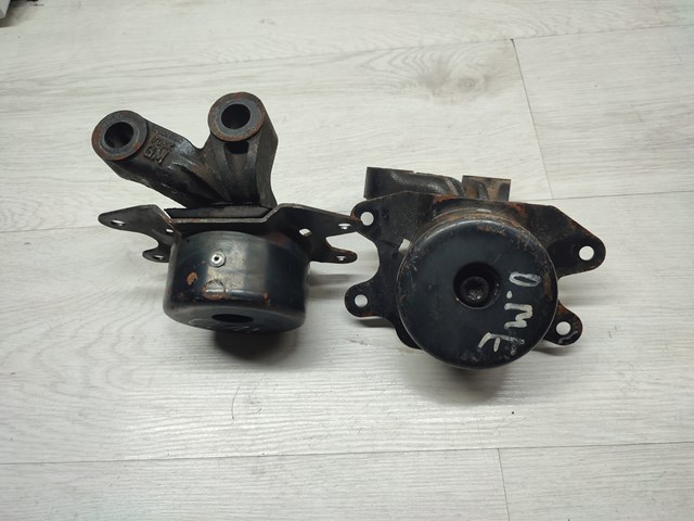 Ліва подушка двигуна 24463127 OPEL
