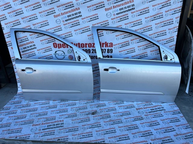 Дверка передня права 93192037 GM