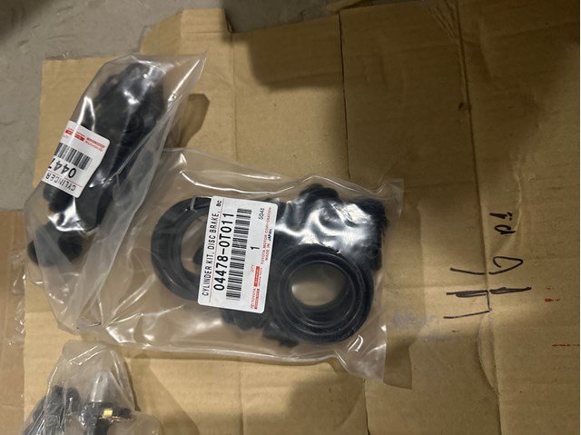 Ремкомплект суппорта гальмівного, переднього 044780T011 TOYOTA