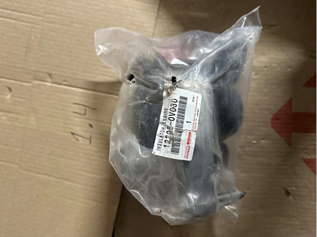 Права подушка двигуна 123050V030 TOYOTA