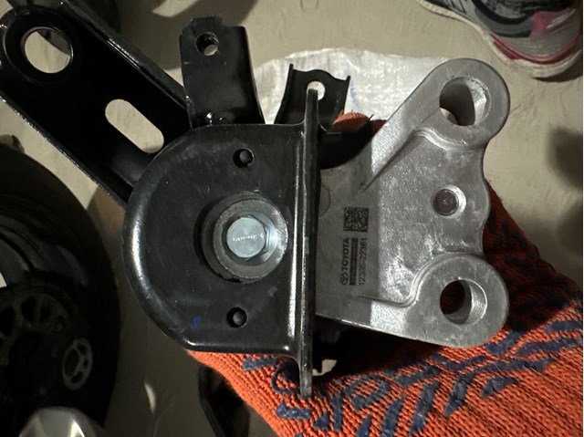 Права подушка двигуна 1230522361 TOYOTA