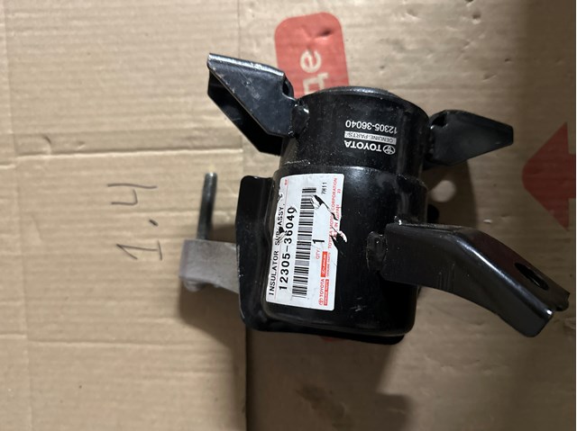 Права опора двигуна 1230536040 TOYOTA