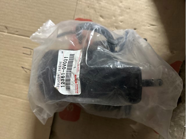 Подушка (опора) двигуна, передня 123610V031 TOYOTA