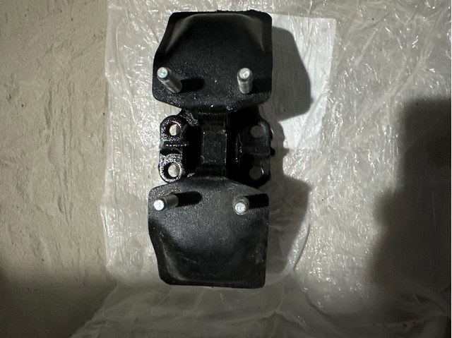Опора двигуна задня 1237146160 TOYOTA