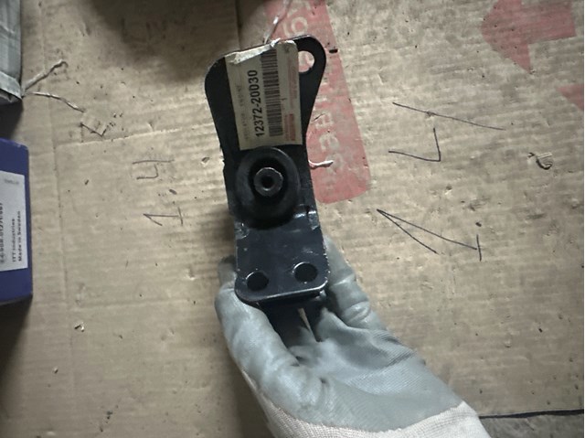 Ліва подушка двигуна 1237220030 TOYOTA
