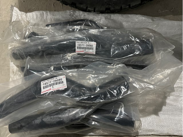 Патрубок системи охолодження 1657128080 TOYOTA