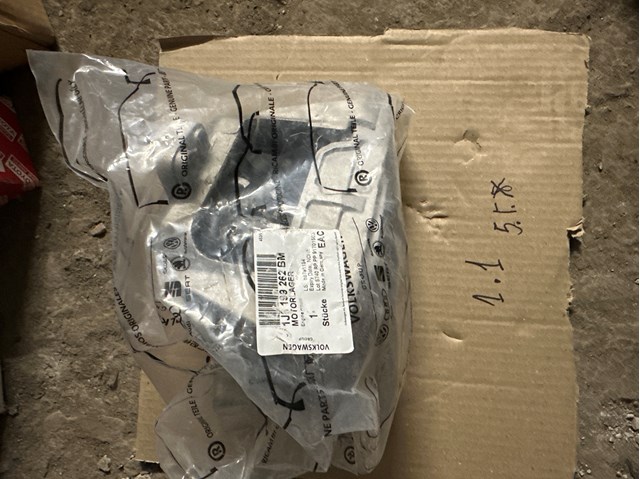 Права опора двигуна 1J0199262BM VAG