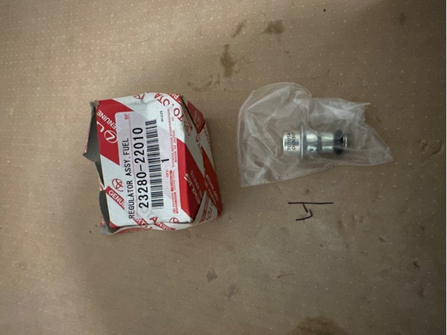 Регулятор тиску палива модуля паливного насосу в баці 2328022010 TOYOTA