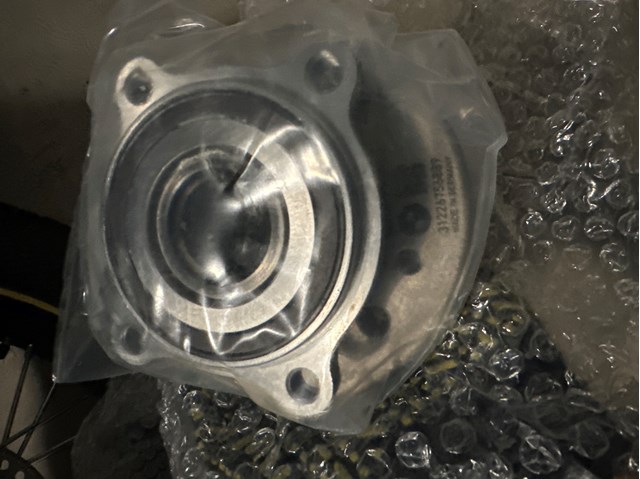Маточини передніх коліс 31226756889 BMW