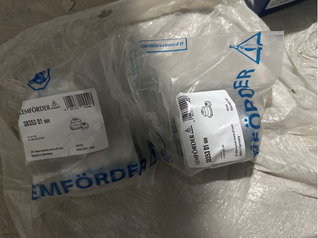 Сайлентблок переднього нижнього важеля 3835301 LEMFORDER