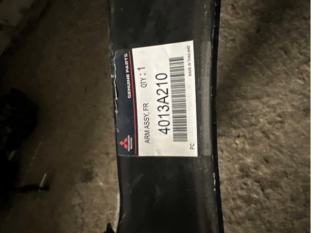 Правий важіль передній нижній підвіски 4013A210 MITSUBISHI