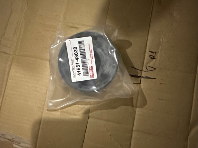 Сайлентблок (подушка) редуктора заднього моста, задній правий 4165148030 TOYOTA
