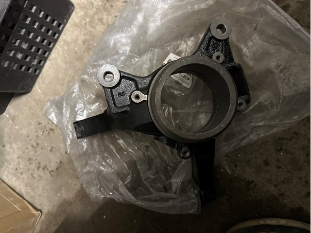 Цапфа поворотна права 4321158010 TOYOTA