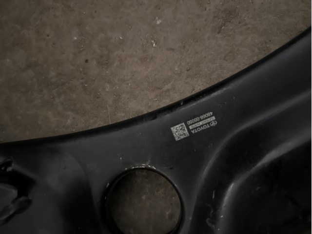 Правий важіль передній нижній підвіски 4806805050 TOYOTA