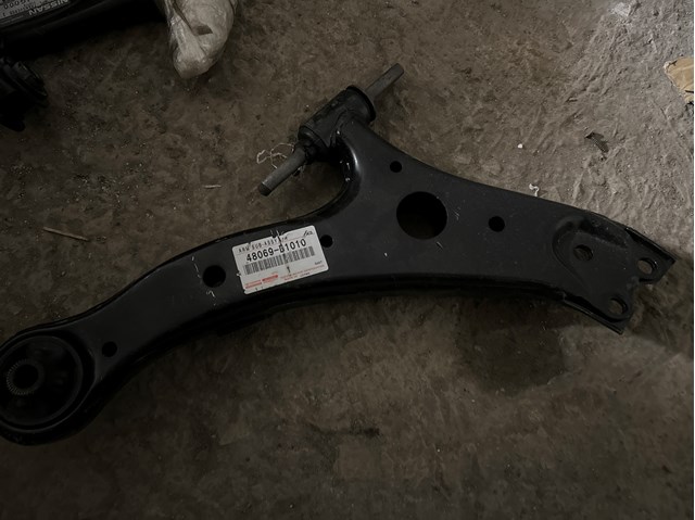 Поперечний важіль 48069B1010 TOYOTA