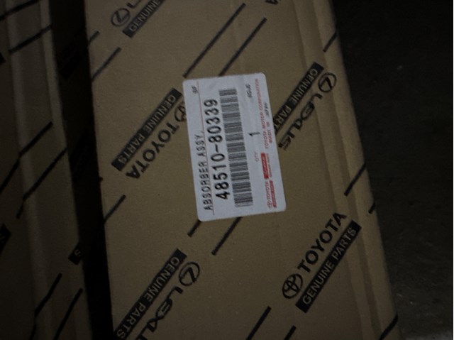 Амортизатори передні 4851080339 TOYOTA