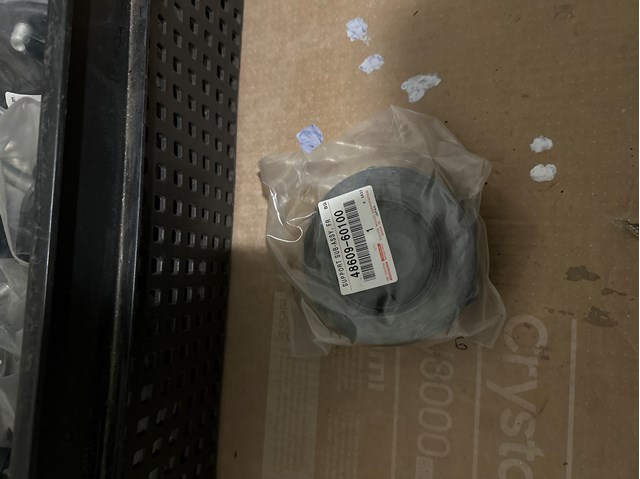 Кріплення переднього амортизатора 4860960100 TOYOTA