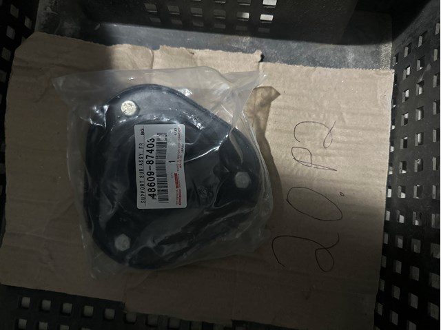 Кріплення переднього амортизатора 4860987403 TOYOTA
