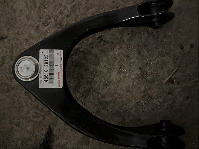 Важіль передньої підвіски верхній, правий 4861039125 TOYOTA
