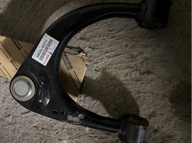 Важіль передньої підвіски верхній, лівий 486300C011 TOYOTA