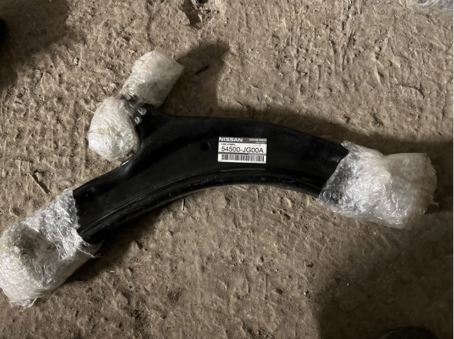 Правий важіль передній нижній підвіски 54500JG00A NISSAN