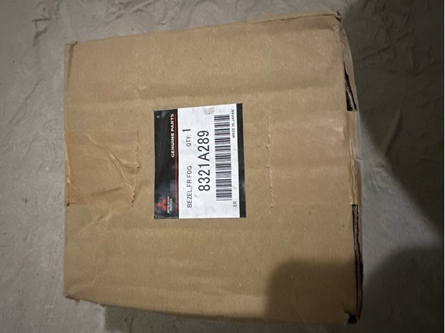 Оправа протитуманки 8321A289 MITSUBISHI