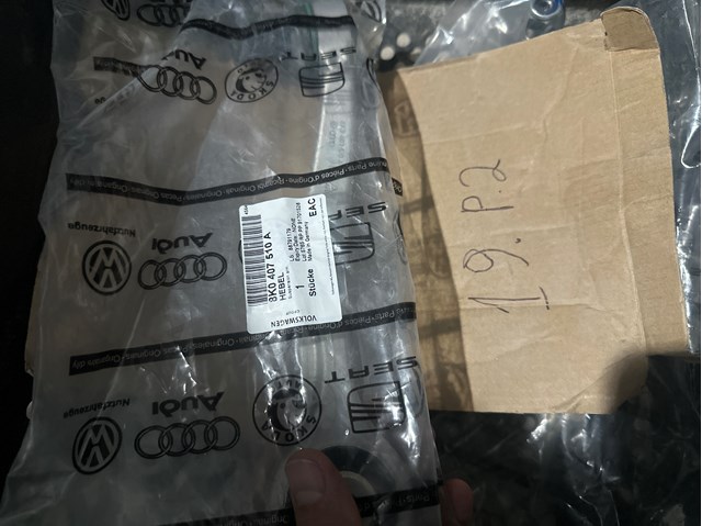Важіль передньої підвіски верхній, правий 8K0407510A VAG