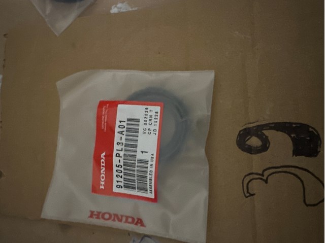 Сальник півосі переднього моста, лівої 91205PL3A01 HONDA