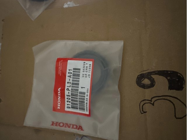 Сальник півосі переднього моста, лівої 91205PL3A01 HONDA