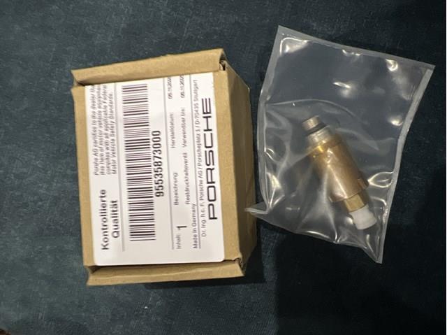 Клапан контролю тиску повітря в пневмоподушці 95535873000 PORSCHE
