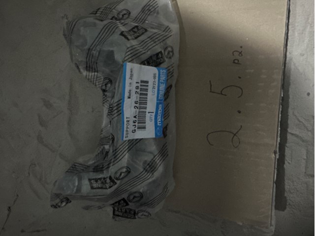 Скоба гальмівного заднього супорта GJ6A26281 MAZDA
