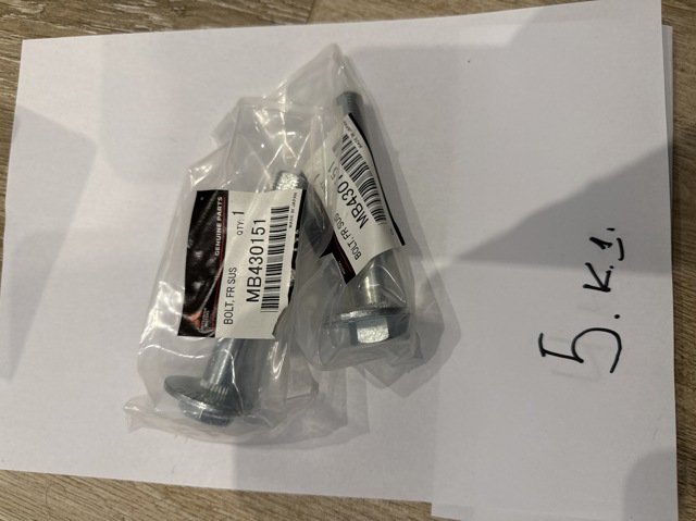 Болт переднього важеля, нижнього MB430151 MITSUBISHI