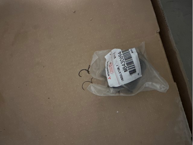 Сайлентблок траверси кріплення переднього редуктора, лівий MB430694 MITSUBISHI