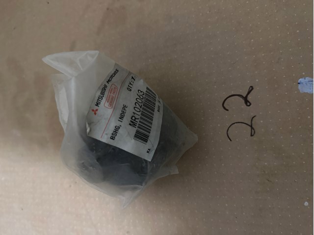 Сайлентблоки поздовжніх важелів передньої підвіски MR102063 MITSUBISHI