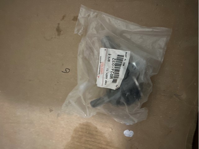 Зовнішній наконечник рульової тяги MR241032 MITSUBISHI