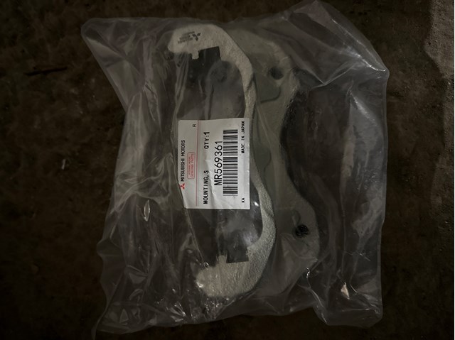 Скоба супорта переднього MR569361 MITSUBISHI