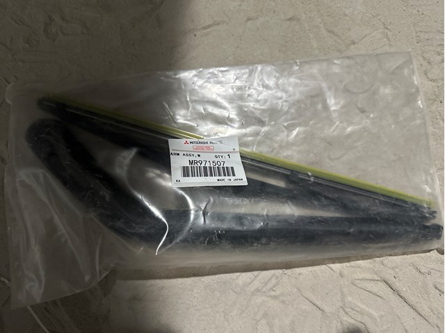 Важіль-поводок склоочисника заднього скла MR971507 MITSUBISHI