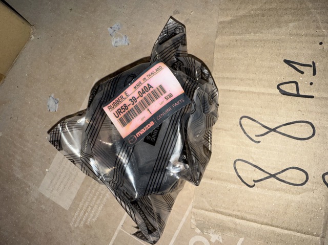 Передня опора двигуна UR5839040A MAZDA