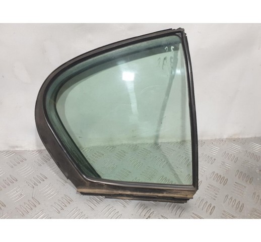 Скло кутове дверей задніх 6812330610 TOYOTA