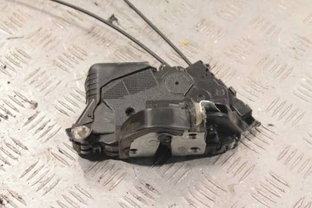 Замок дверей водія 690400D140 TOYOTA