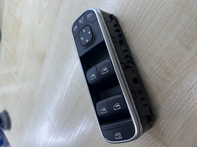 Кнопковий блок керування склопідіймачами передній лівий A1679059803 MERCEDES