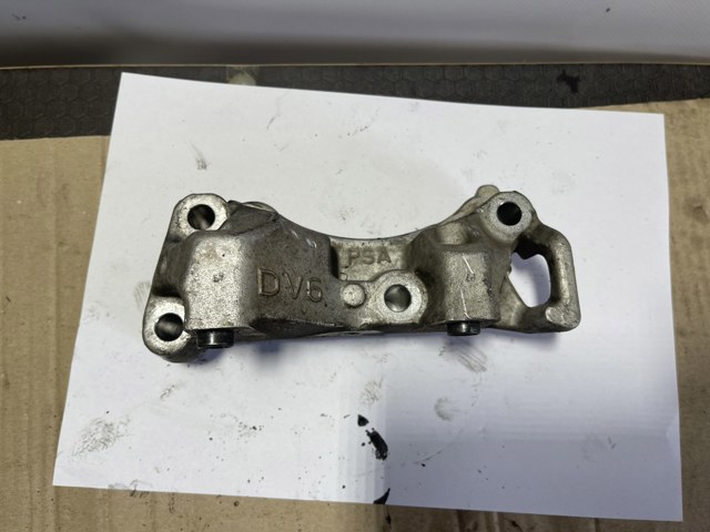 Кронштейн подушки (опори) двигуна, правої 9688615780 PEUGEOT
