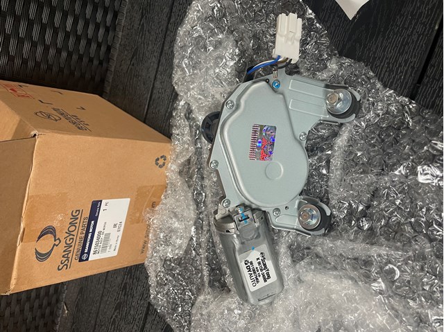 Двигун склоочисника заднього скла 8615034000 SSANG YONG