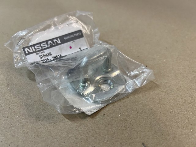 Петля-зачіп (відповідна частина) замка двері передньої 805703NF1A NISSAN