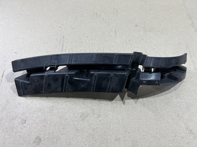 Кронштейн кріплення бампера переднього правий 8R0807278C VAG